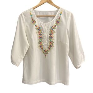 Vintage handmade white pullover blouse w/ 1/2 sleeves & floral embroidery
